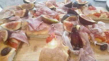 İncir ve çiğ jambon ile çok iyi çeşitler