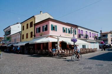 Caorle, büyüleyici bir Venedik şehir merkezi kare