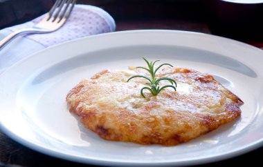 Frico tipik Vietnamca'da çanak patates ve peynir, İtalya