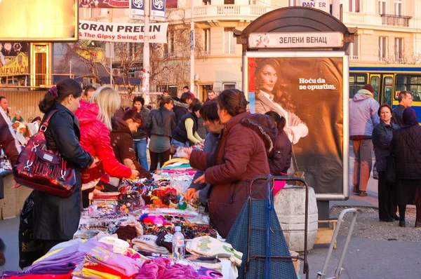 Ürünler seçen insanlar Belgrad Market