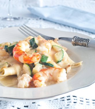 Kabak ve karides ile İtalyan lazanya