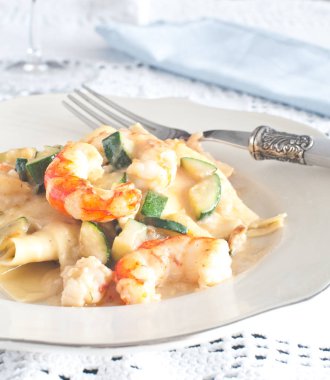 Kabak ve karides ile İtalyan lazanya