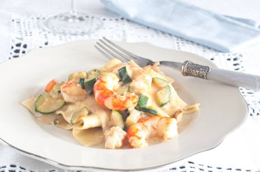 Kabak ve karides ile İtalyan lazanya