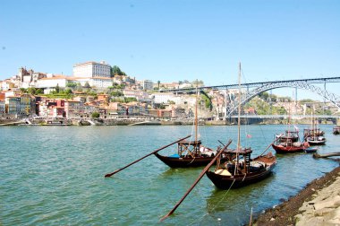 Oporto şarap douro nehir boyunca taşıyan eski tekneler