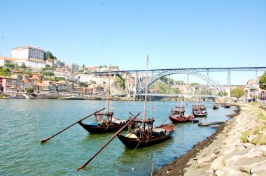 Oporto şarap douro nehir boyunca taşıyan eski tekneler