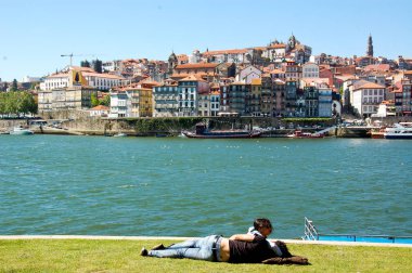 genç çocuk Portekiz douro nehrinin üzerinde dinlenme