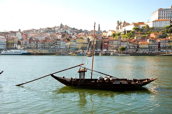 Oporto şarap douro nehir boyunca taşıyan eski tekneler
