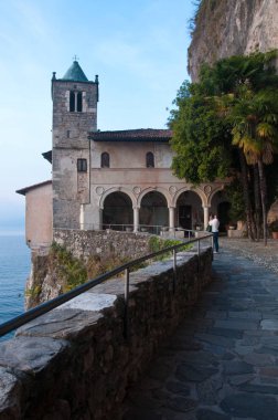 Görünüm Lake Maggiore Santa Caterina del Sasso, İtalya