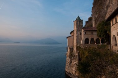 Görünüm Lake Maggiore Santa Caterina del Sasso, İtalya