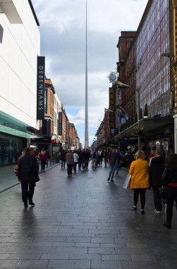Dublin sokakta yürürken insanlar