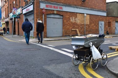 Dublin sokakta yürürken insanlar