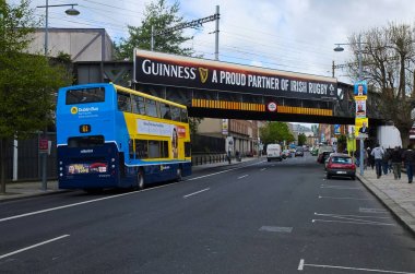 Bir Dublin sokakta Guinness reklam 