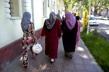 Kadınlar fergana yollarda yürümek