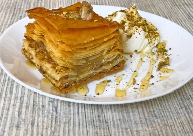 çok iyi baklava, bal ve pi ile geleneksel Türk tatlı