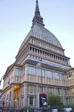 Mole Antonelliana, Torino sokaklardan görülen