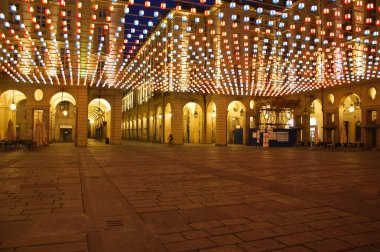 gece tarafından aydınlatılmış turin güzel sokaklarında