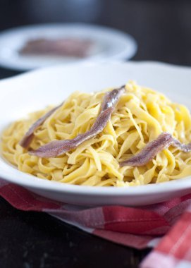 Tereyağı ve hamsi ile lezzetli tagliolini