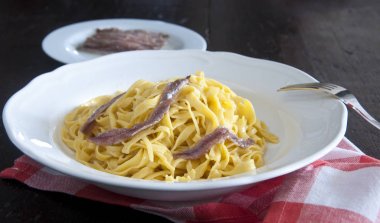 Tereyağı ve hamsi ile lezzetli tagliolini