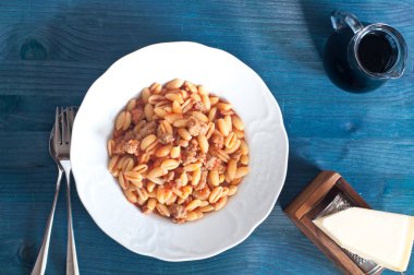 Sardunya gnocchi 'si, Malloreddus, domates ve sosisli.