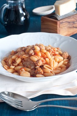 Sardunya gnocchi 'si, Malloreddus, domates ve sosisli.