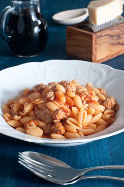 Sardunya gnocchi 'si, Malloreddus, domates ve sosisli.