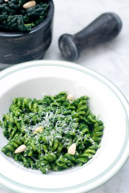 kara lahana soslu makarna