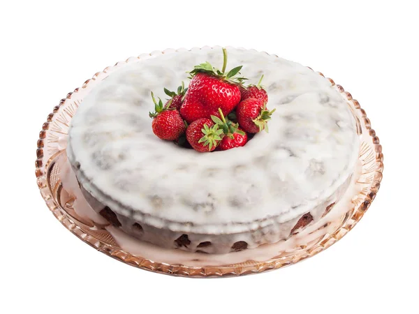 与成熟多汁的草莓上白色孤立的甜馅饼 — 图库照片