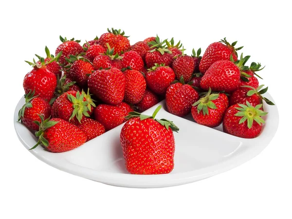 Tas de fraises juteuses mûres sur assiette isolée — Photo