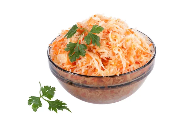 Beyaz zemin üzerinde bir kasede lahana turşusu