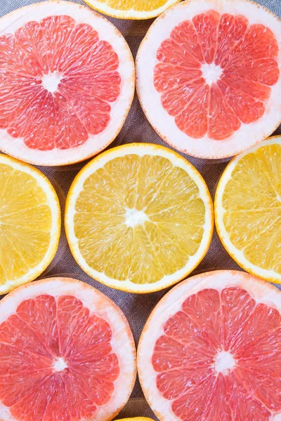 Nahaufnahme von geschnittener Grapefruit und Zitrone von oben — Stockfoto
