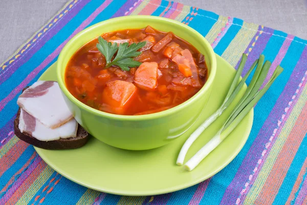 Sopa de remolacha tradicional rusa y ucraniana borscht en un arco — Foto de Stock