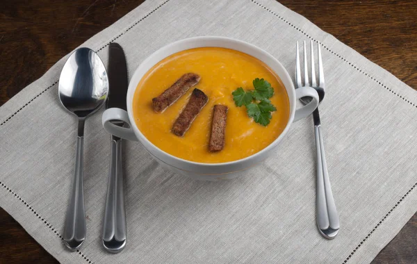 Sopa de calabaza con cuchara, tenedor y cuchillo — Foto de Stock
