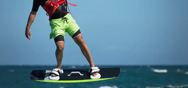 Kitesurf en el mar azul —  Fotos de Stock