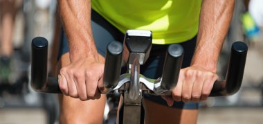 Sabit bisiklet üzerinde egzersiz yapan aktif insanlar