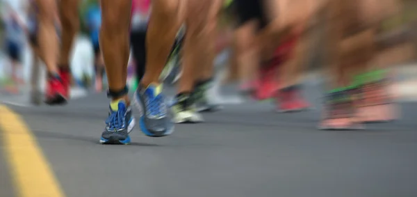 Corredores de maratona na corrida — Fotografia de Stock