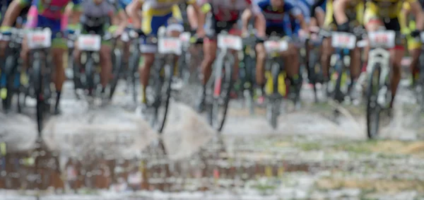 Stor grupp av mountainbikecyklister i regnigt väder — Stockfoto