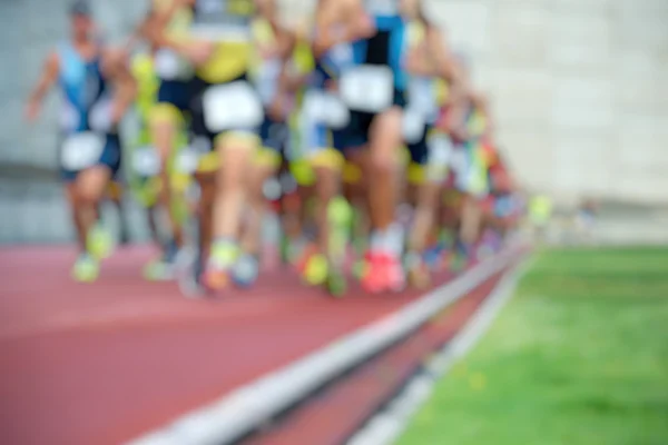 Atletismo gente corriendo en la pista — Foto de Stock