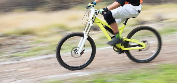 Yokuş aşağı dağ bisikleti binme bisikletçi — Stok fotoğraf
