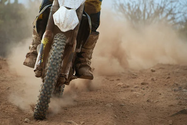 Motocrossförare accelererande hastighet i spåret — Stockfoto