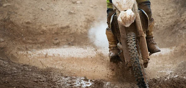 摩托车越野赛赛车在又湿又脏的地形前景迷离 — Stockfoto