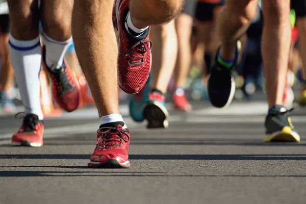 Maratonlopp i kvällens ljus — Stockfoto