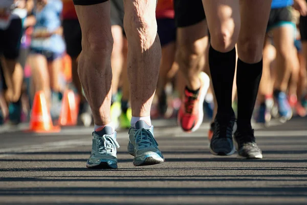 Senior correre una maratona — Foto Stock