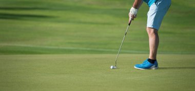 Oynarken golf atış hazırlanıyor