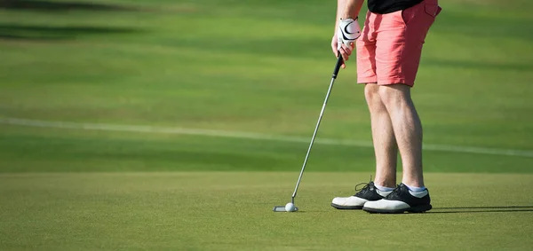 Jugar al golf preparándose para disparar — Foto de Stock