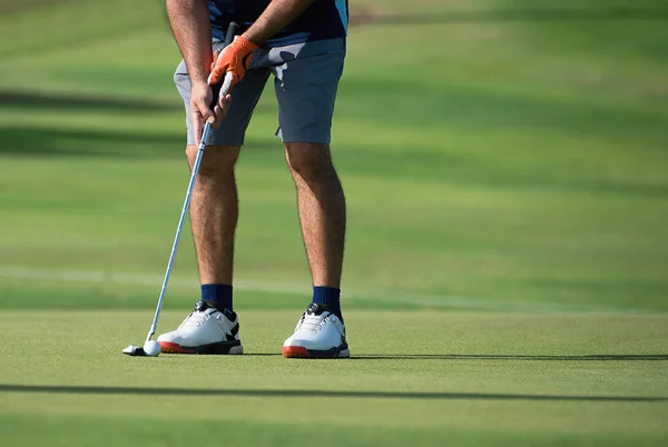 Spela golf förbereder skjuten — Stockfoto