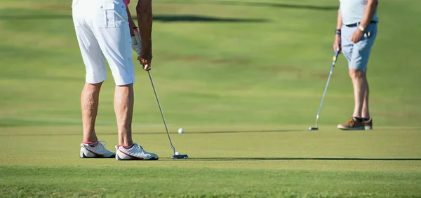 Golfen voorbereiden op schoot — Stockfoto