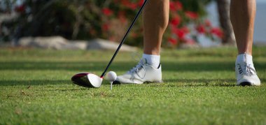 Golf oynayan adam.