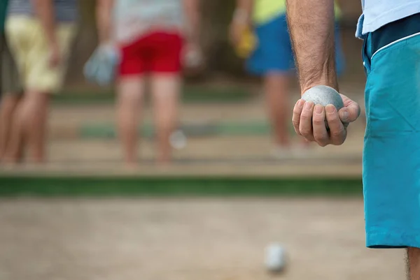 Petanque μπάλα στο χέρι του ανθρώπου — Φωτογραφία Αρχείου