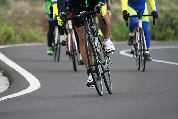 Competencia ciclista, atletas ciclistas montando una carrera — Foto de Stock