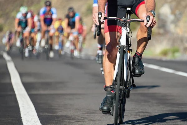 Competencia ciclista, atletas ciclistas montando una carrera — Foto de Stock